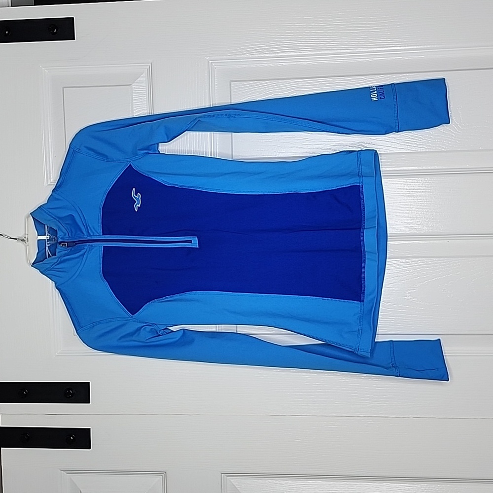 Hollister Sport 2 Athletic Long Sleeve With Cutout On The Back and Thumb…